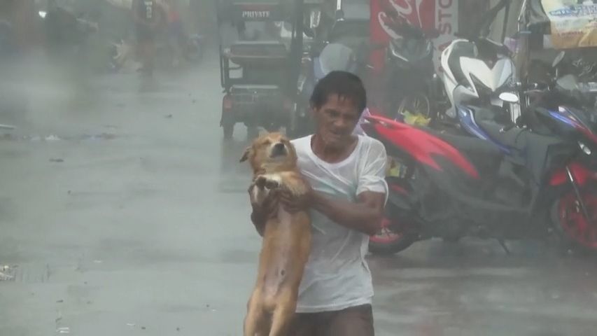 Video: Supertajfun Fung-wong zasáhl Filipíny. Přes milion lidí bylo evakuováno